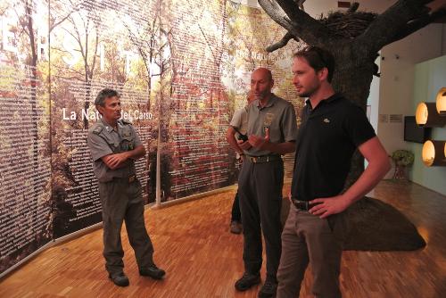 Diego Masiello (coordinatore Centro didattico naturalistico Basovizza), Roberto Valenti (vicecoordinatore Centro didattico naturalistico) e Cristiano Shaurli (assessore regionale Risorse agricole e forestali) - Trieste, Centro didattico naturalistico di Basovizza 14/08/2015